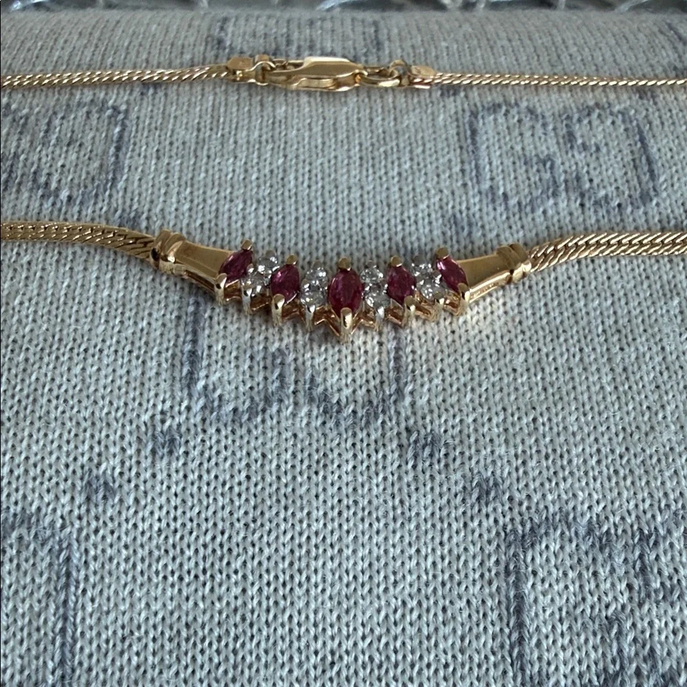 Elegant Gold Necklace with Ruby Accents - Picture 3 of 6